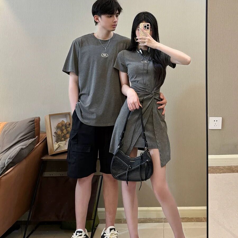 2025夏季新款情侣装一裙一衣小众设计感开衩裙连衣裙款短袖T恤女