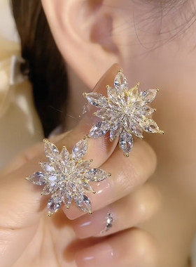 白色锆石花朵耳钉女网红轻奢小众设计感耳环春夏新款优雅气质耳饰