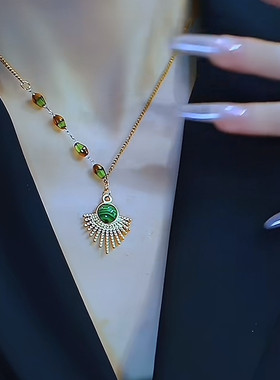 复古祖母绿色孔雀开屏锁骨链轻奢小众设计感吊坠女优雅百搭项链潮