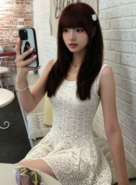 法式四叶草卡其色蕾丝吊带背心连衣裙女夏收腰显瘦气质短裙小个子