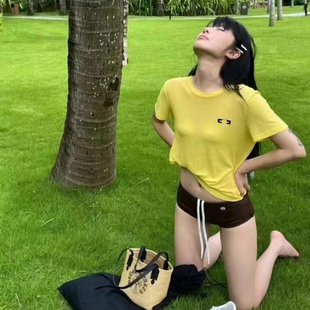 显瘦圆领打底衫 25夏季 T恤女辣妹修身 新款 黄色上衣潮 字母刺绣短袖