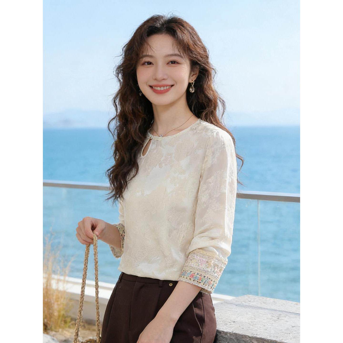 杭州高端大牌真丝衬衫女夏季圆领新中式国风刺绣提花百搭洋气上衣