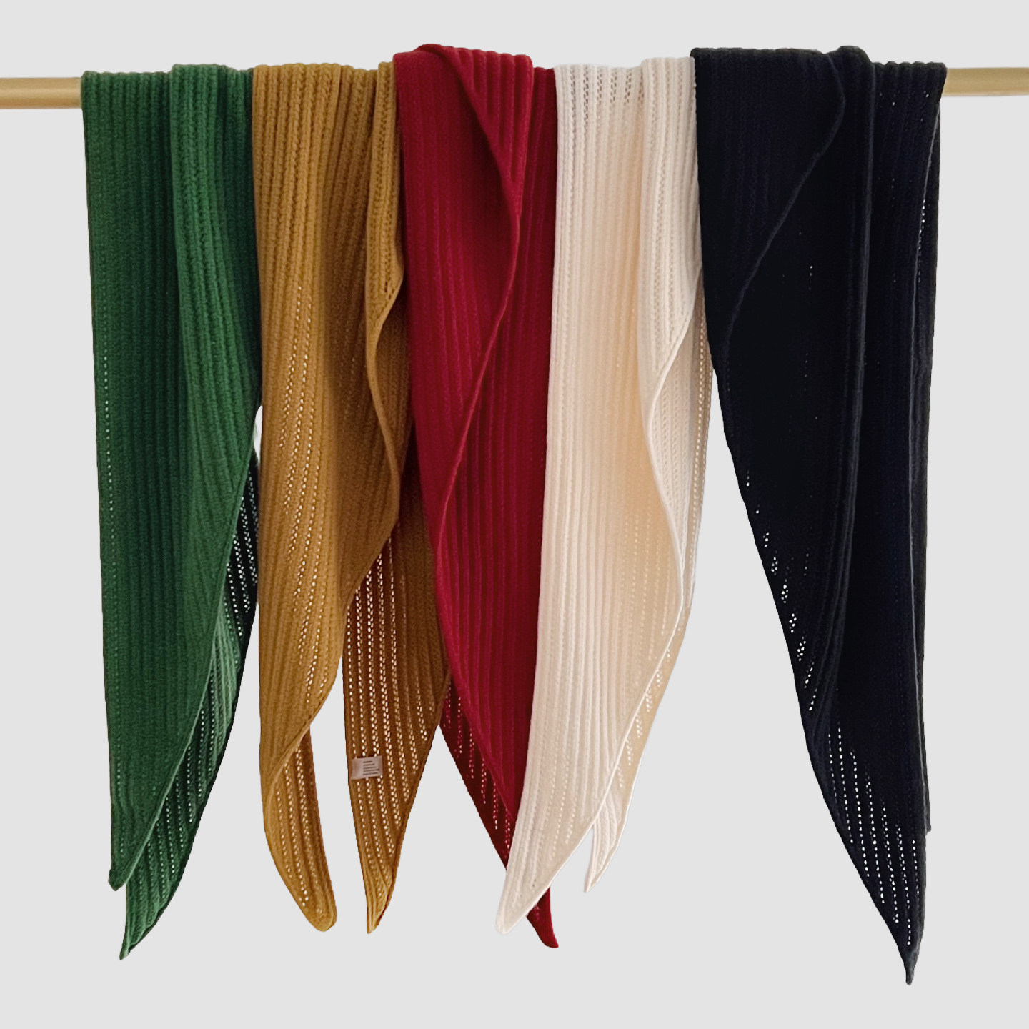 意式复古镂空含针织三角巾披肩女秋冬季时髦轻巧纯色围巾针织围脖