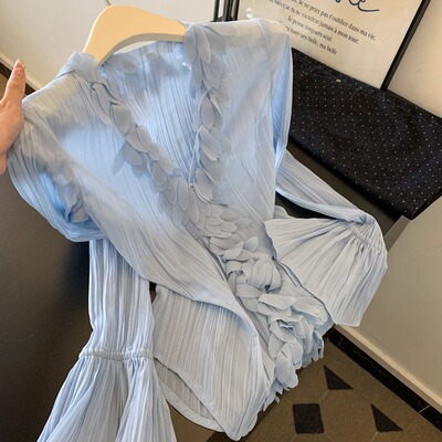 蓝色荷叶边喇叭长袖v领衬衫女气质上衣小个子2026春超火减龄衬衣