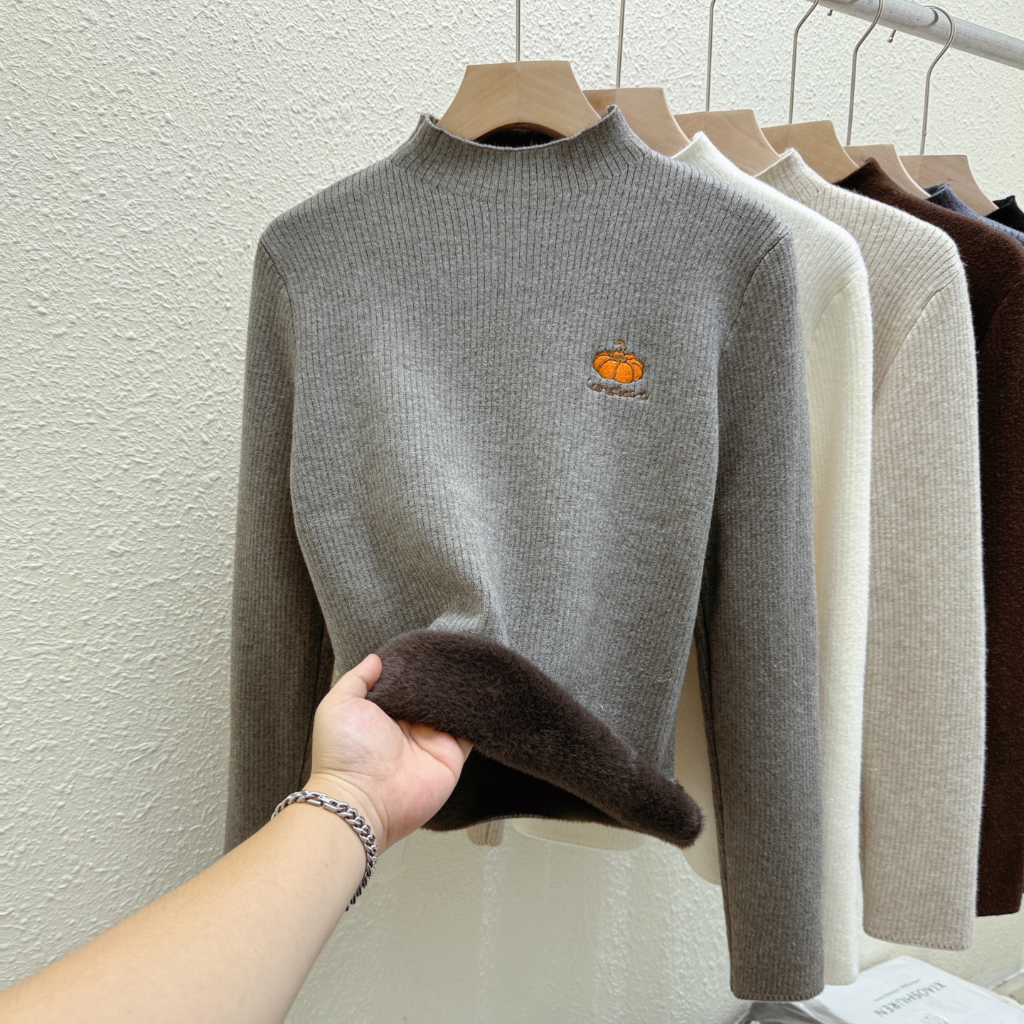 冬季半高领一体绒刺绣针织毛衣女加绒加厚打底衫保暖显瘦内搭上衣