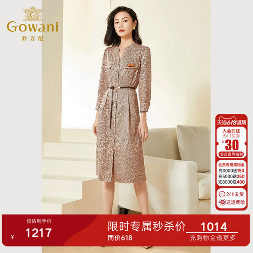 简约V领设计拉长脖颈曲线，工装口袋设计