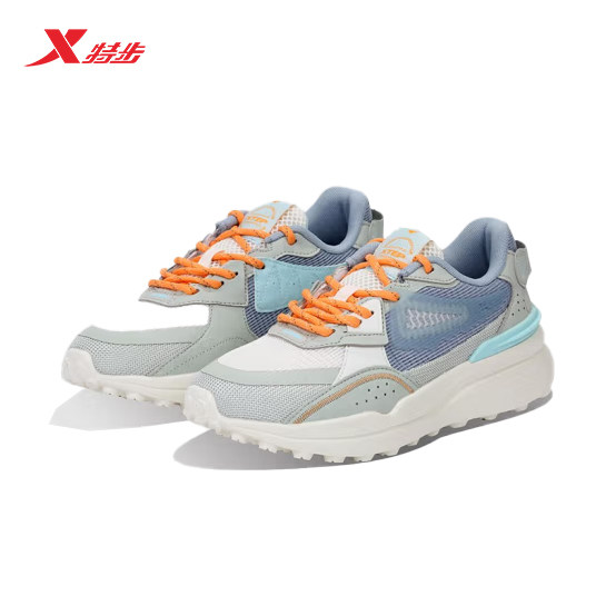 特步防滑女子系带革面休闲鞋复古