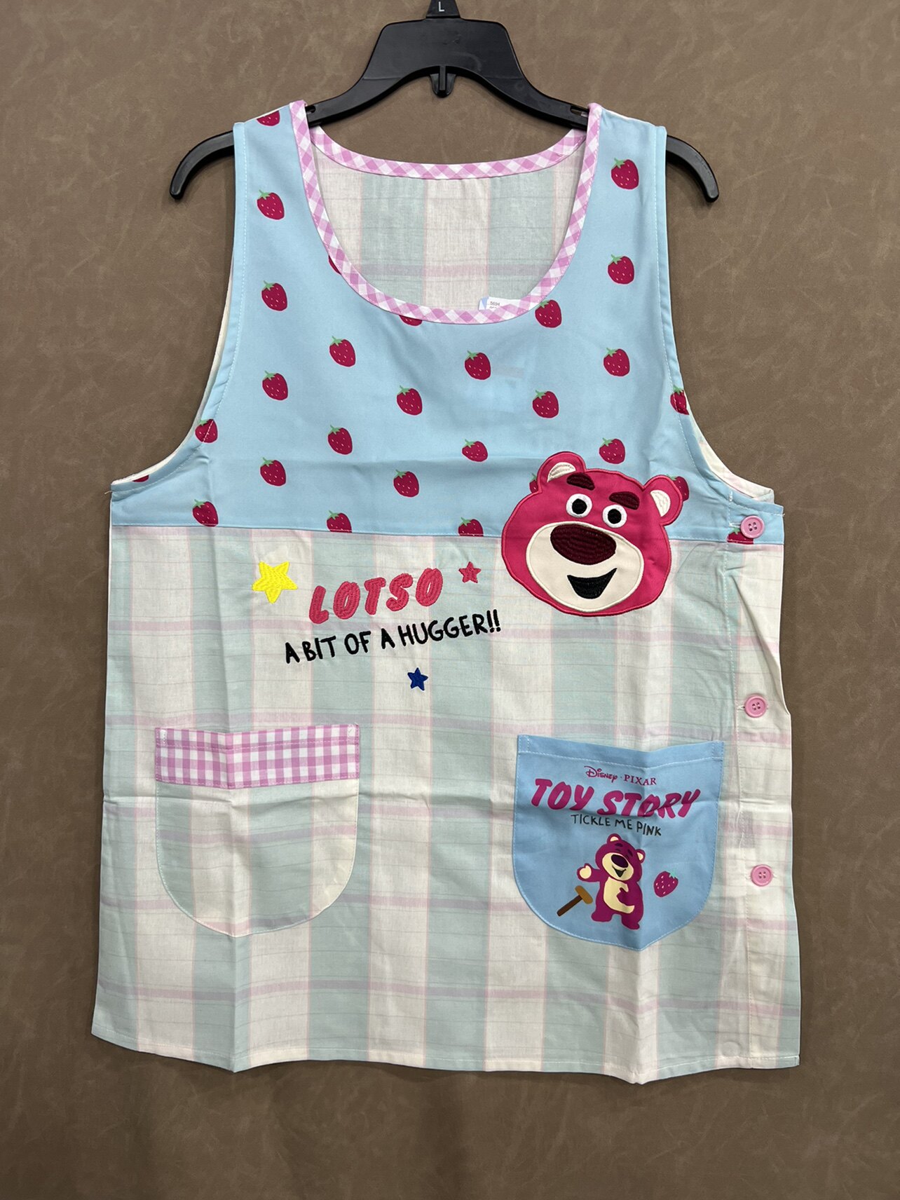 日单草莓熊卡通刺绣侧系扣圆领围裙