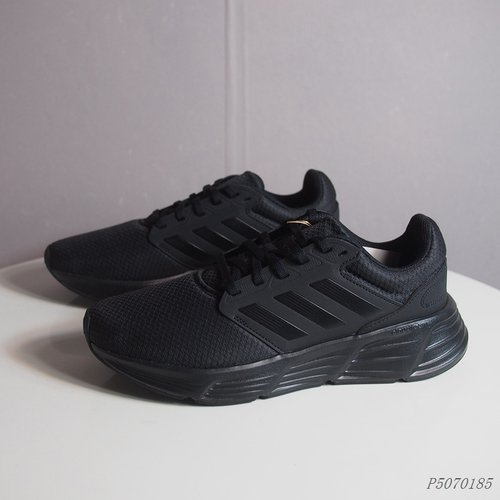 纯黑色易打理男子透气跑步鞋