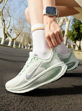 NIKE耐克迈柔女鞋VOMERO 18绿色运动鞋缓震专业跑步鞋HM6804-300