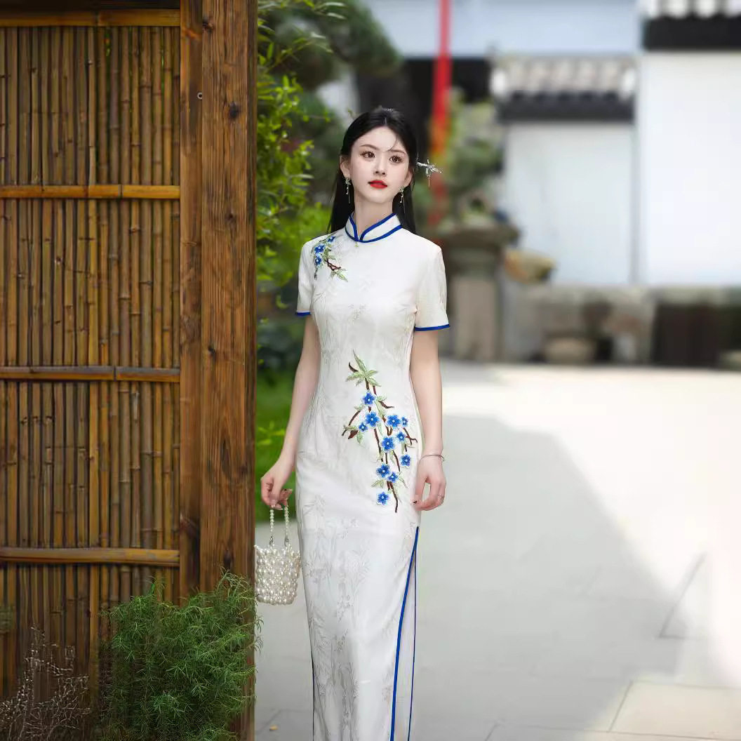 老上海复古白色年轻改良青花瓷提旗袍