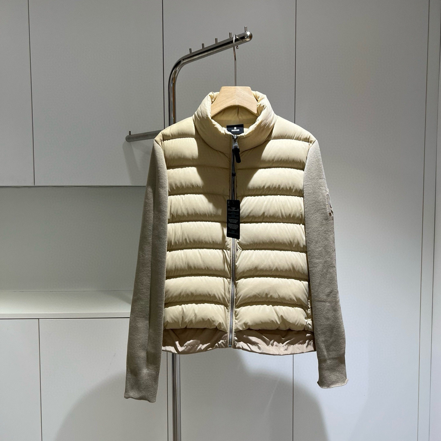 高端定制 2025 冬米色拼接针织袖羽绒服女立领轻薄保暖时尚外套