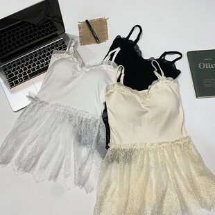 白色V领绝美蕾丝吊带背心女内搭下摆荷叶边屁帘拼接网纱无袖 上衣