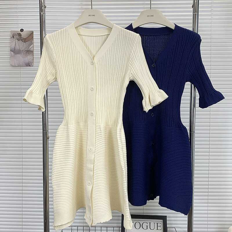 纯欲风v领针织短袖连衣裙女夏季修身杏色短裙气质收腰显瘦a字裙子