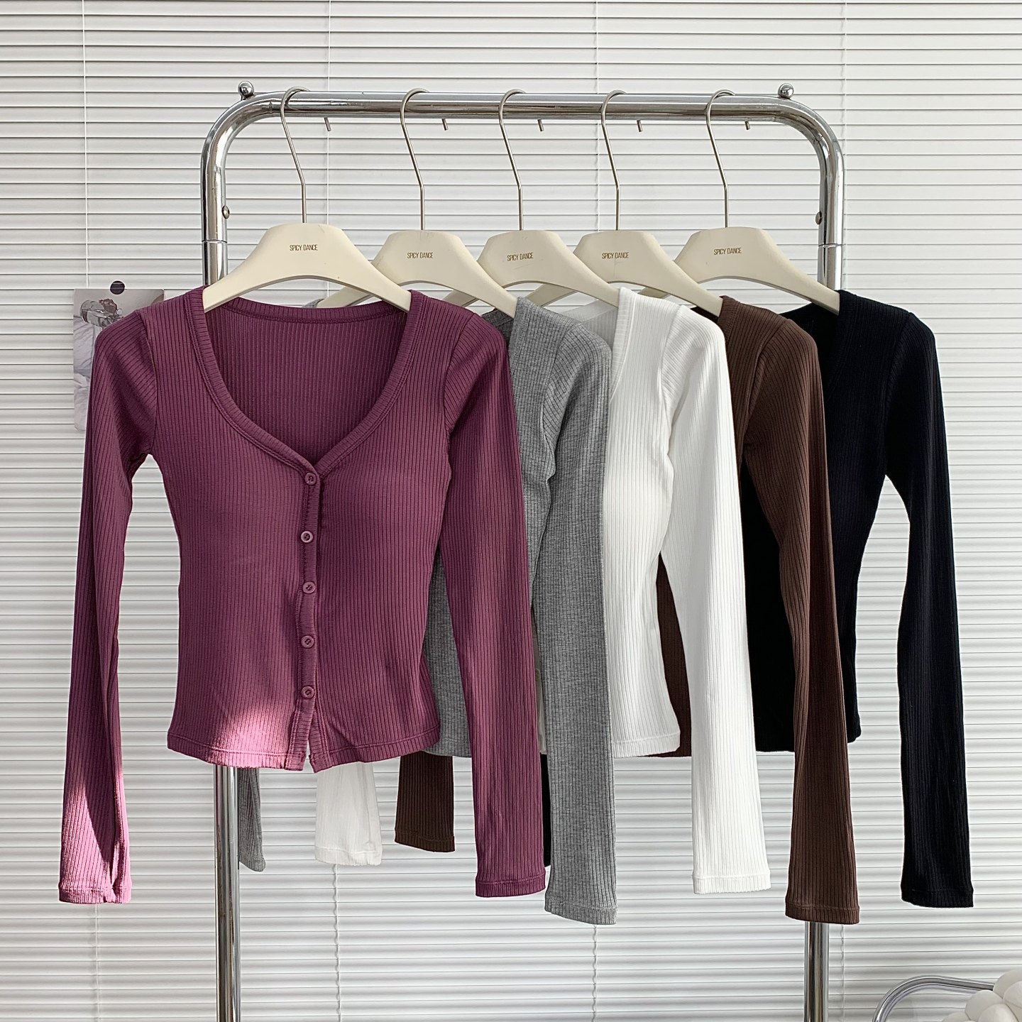 灰色V领纯欲性感辣妹纽扣长袖T恤女秋季修身收腰显瘦内搭打底上衣