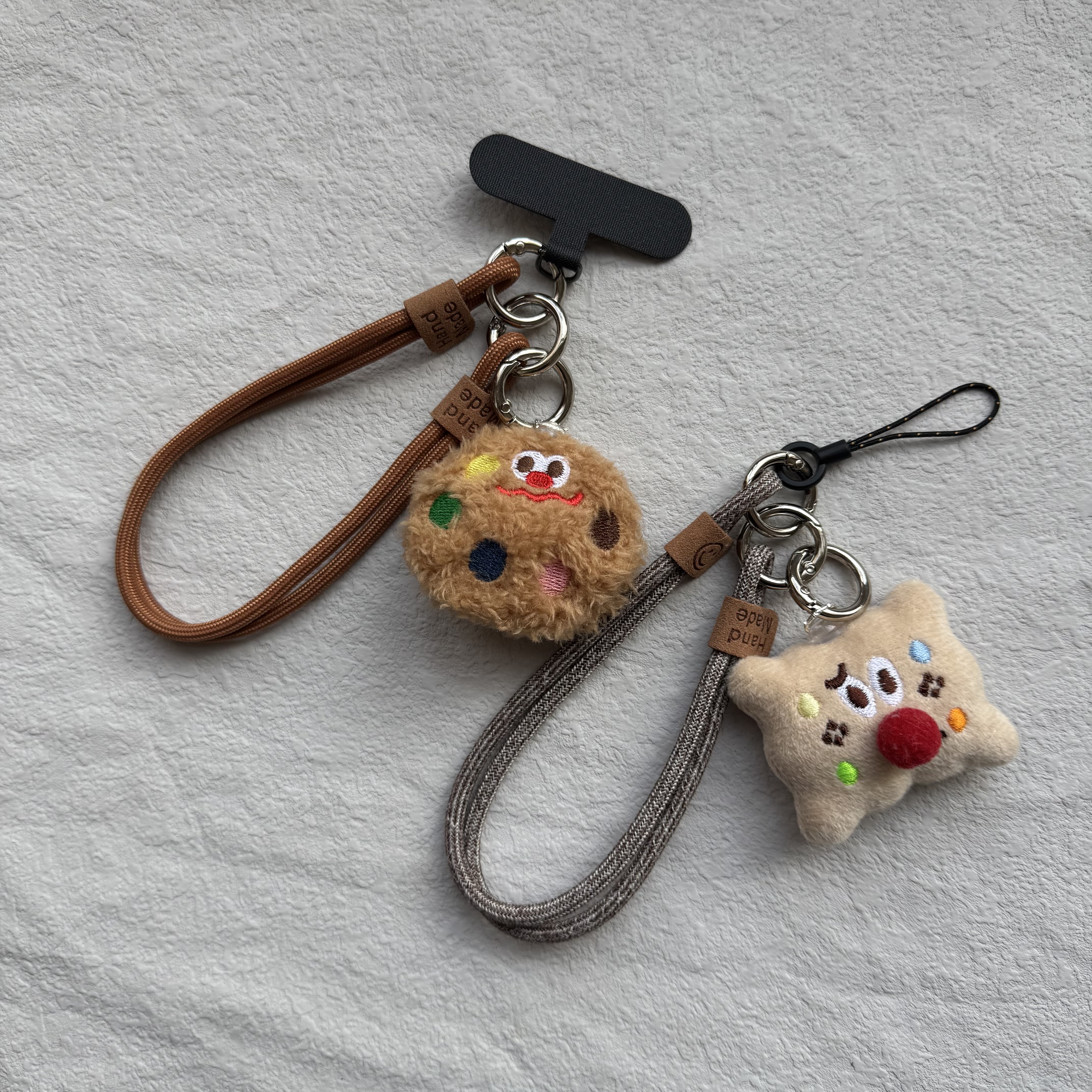 可爱卡通曲奇毛绒饼干手机壳垫片挂绳手腕绳钥匙相机可拆卸挂件潮