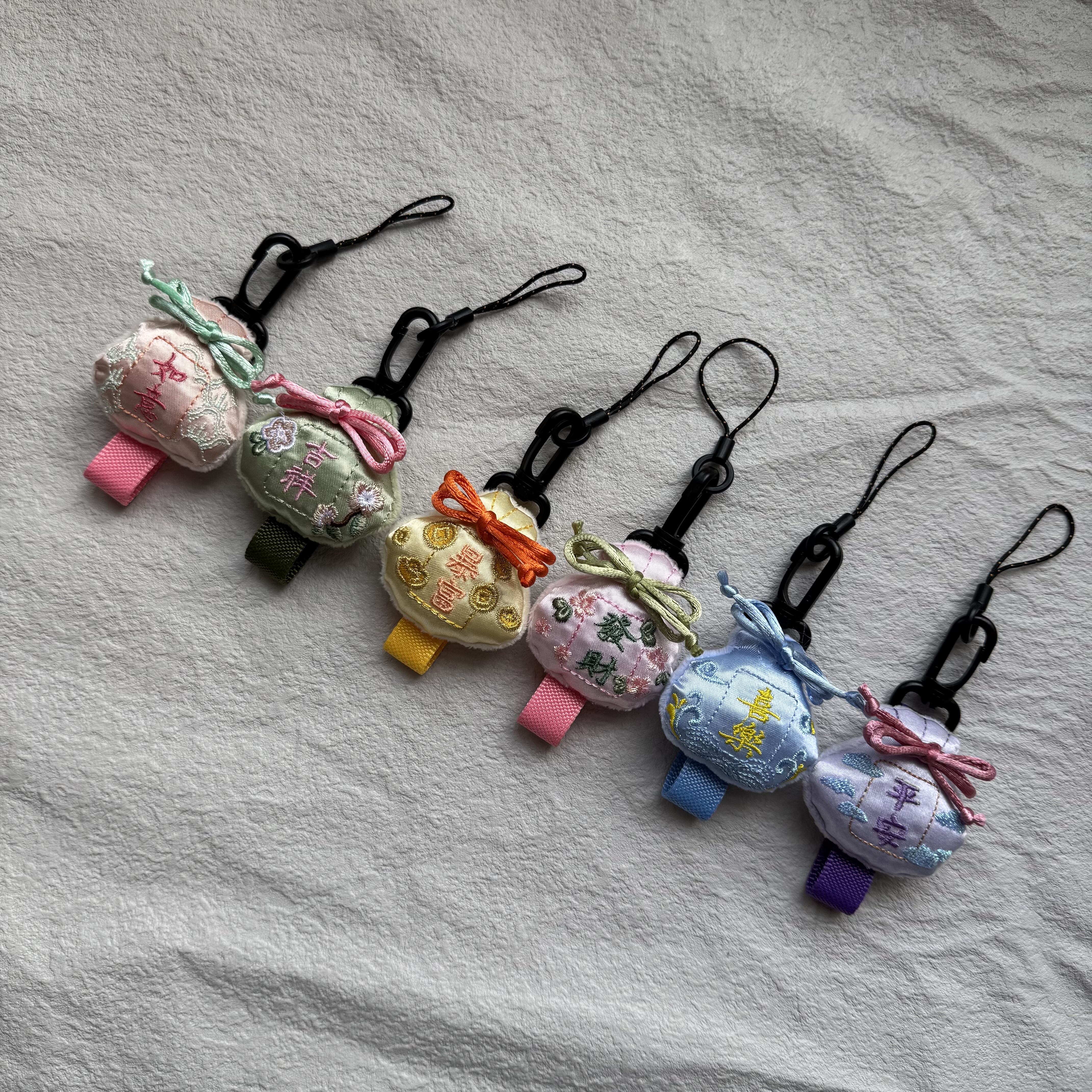 国风发财刺绣福袋手机壳指环扣手指绳汽车钥匙包包耳机相机挂件潮