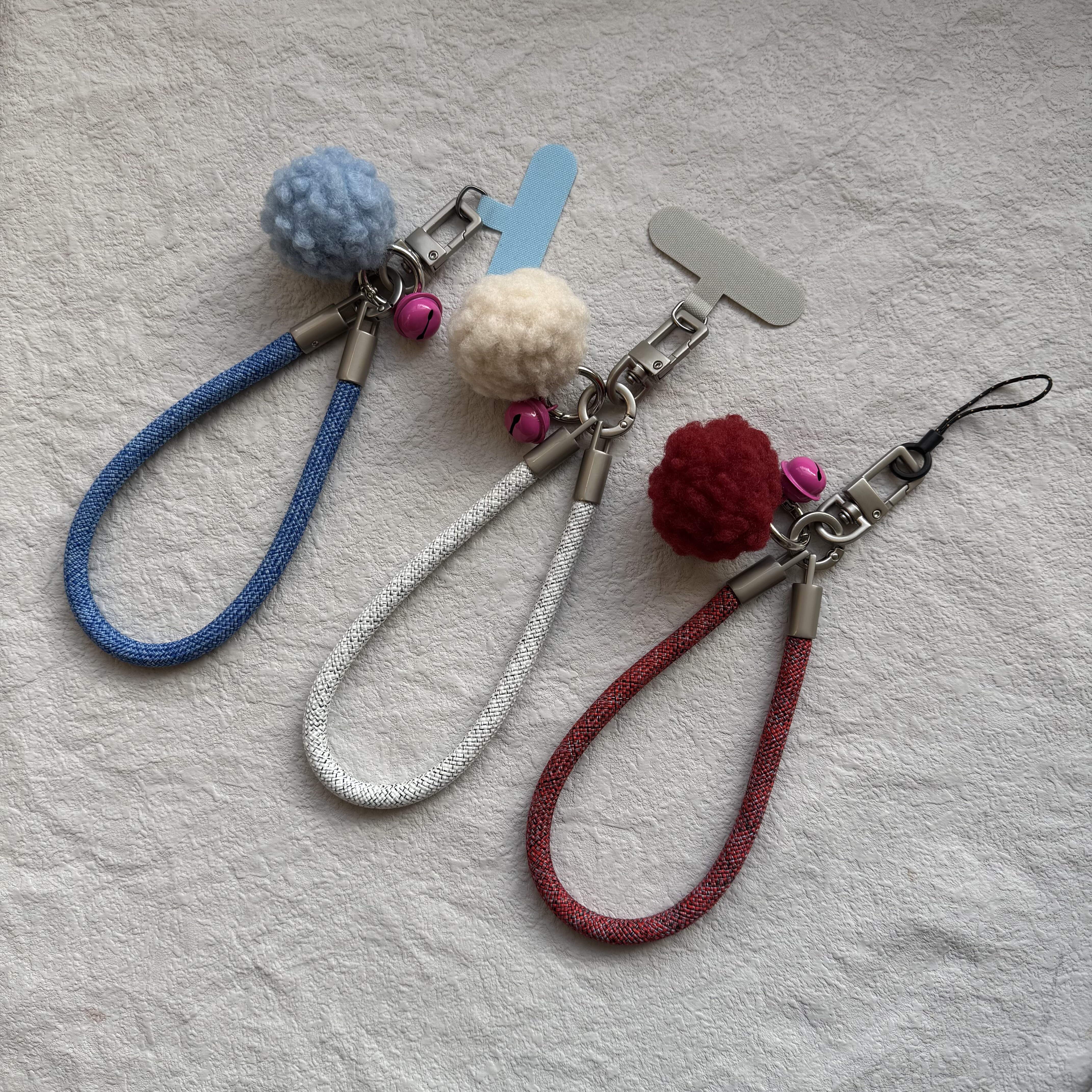 升级款高级五金可爱毛球铃铛手机壳垫片手腕绳钥匙包相机水杯挂饰