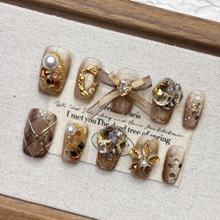 秋冬新品香槟鎏金高端轻奢纯手工穿戴美甲2026新年短方梯中杏仁款