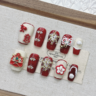 红色新年战甲如意好运醒狮纯手工穿戴甲2026年短款中杏仁高级感