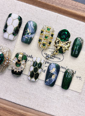 祖母绿色蛇头立体纯手工穿戴甲满钻高级2026新年中杏仁短方款美甲