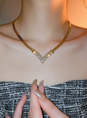真金电镀镶钻v形项链小众高级感轻奢锁骨链个性创意网红同款项饰