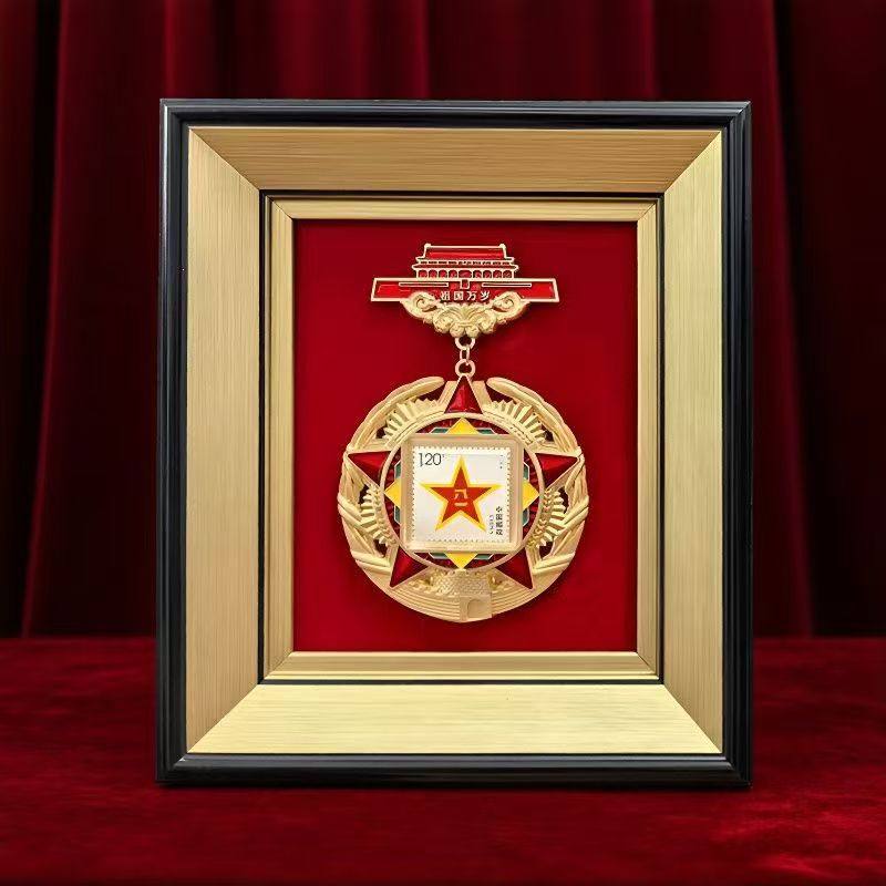 人民日报社《环球人物》出品 纪念徽章 文创冰箱贴加定制相框 纪念品收藏