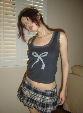 The DINA 2026春新款美式可爱蕾丝拼接蝴蝶结炭灰色内搭吊带上衣