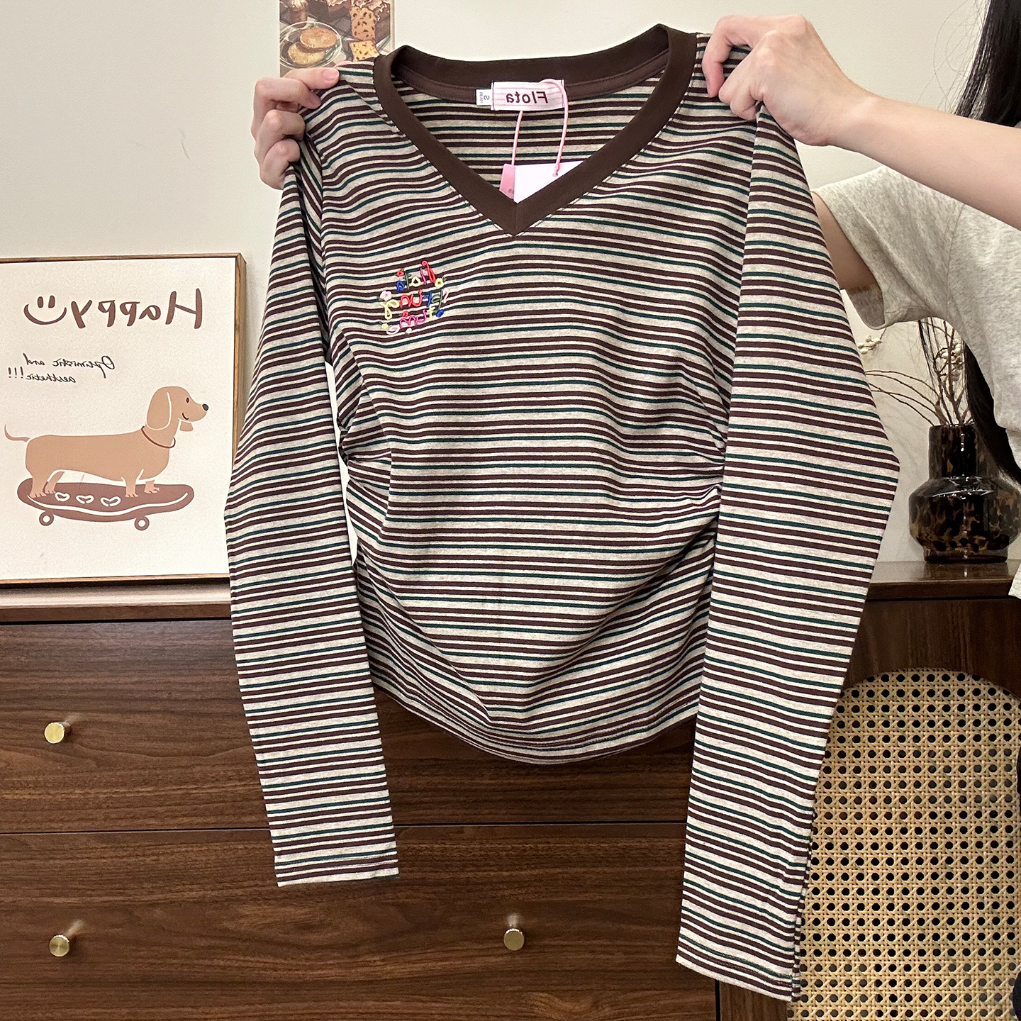 刺绣字母撞色条纹V领正肩长袖T恤