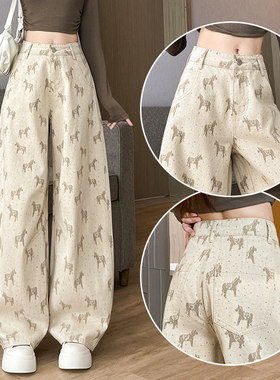 卡其色万马奔腾喜感印花弯刀牛仔裤女春季新款梨型潮酷阔腿镰刀裤