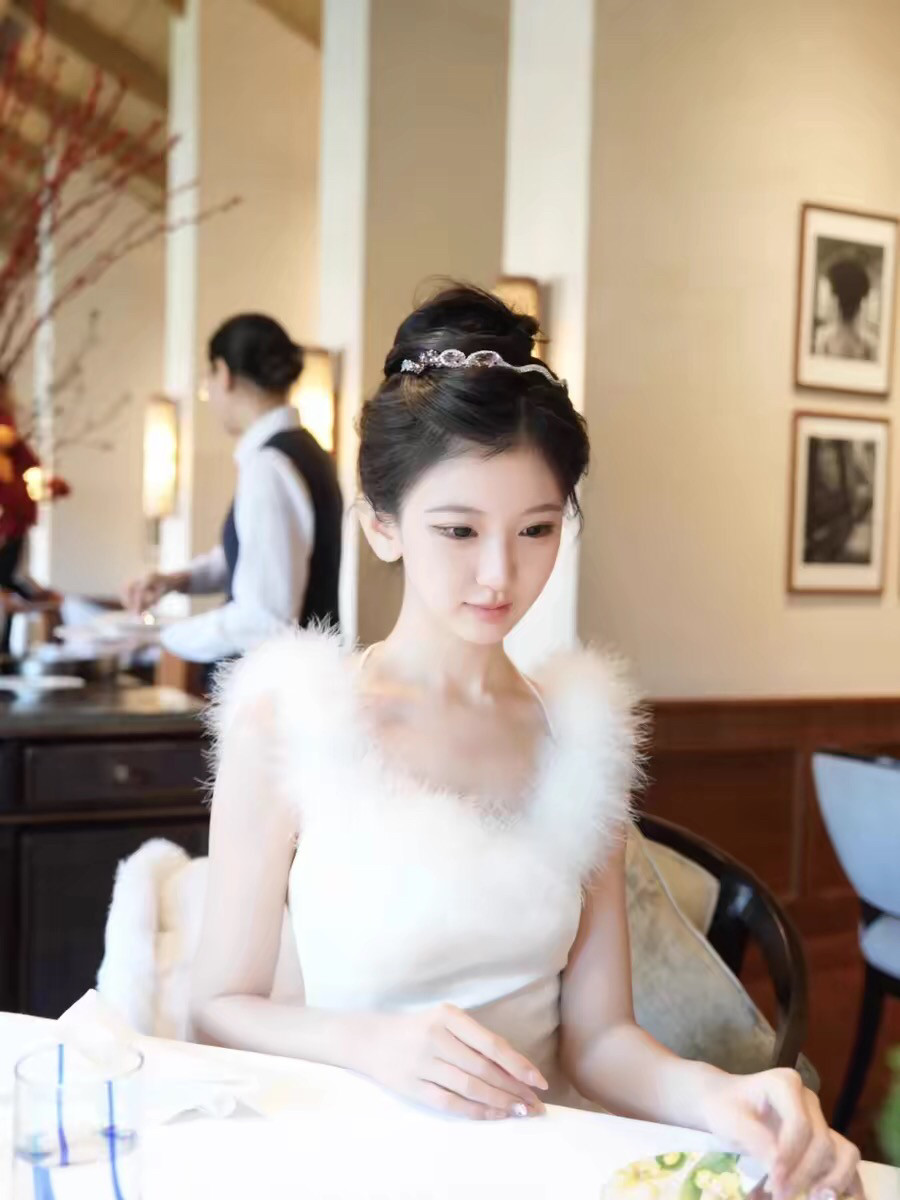 毛绒绒雾雾春季小妲己火鸡毛灵动连衣裙