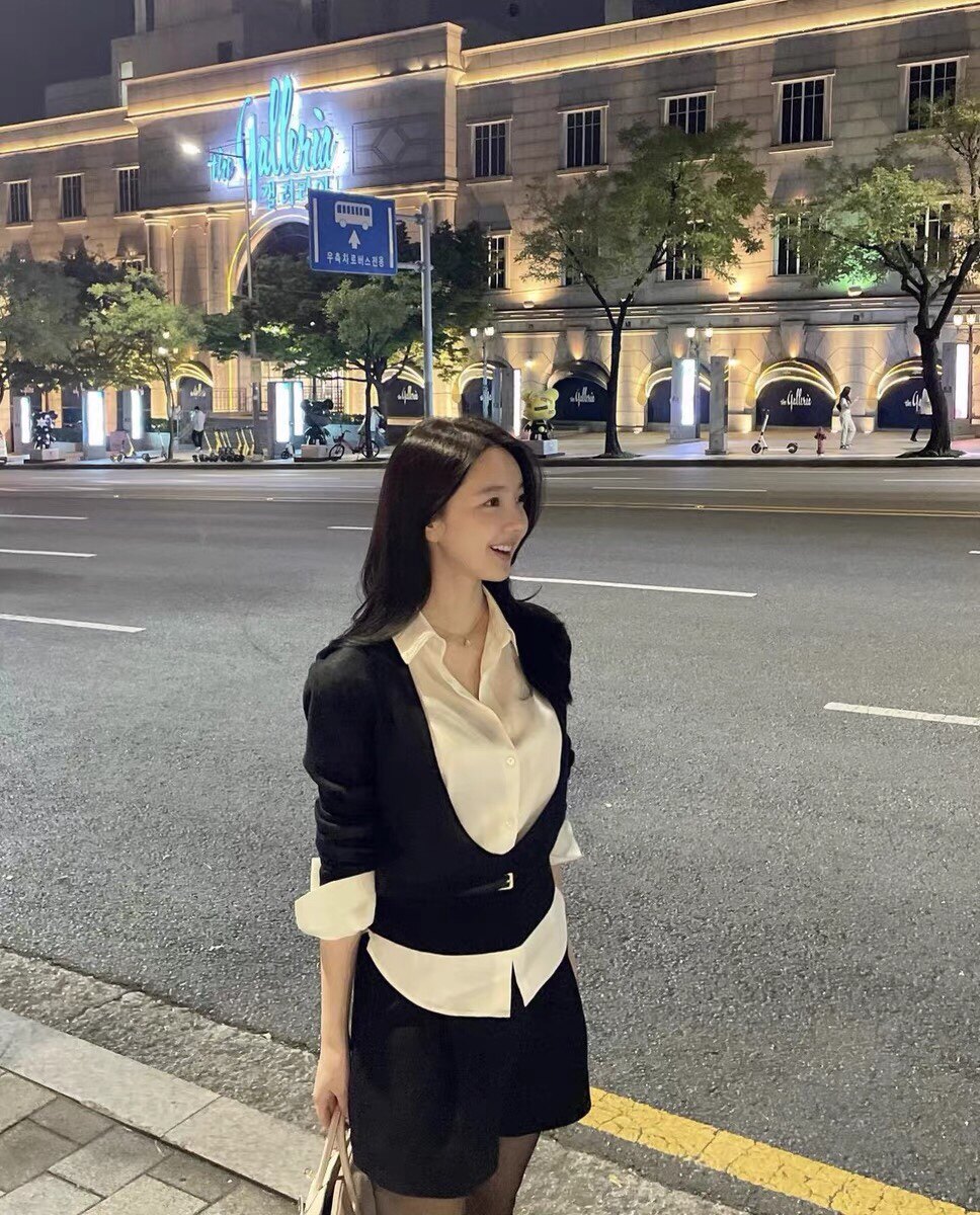 林悠  韩版羊毛毛衣+醋酸衬衣+皮带+黑色毛绒短裙俩件套秋季套装