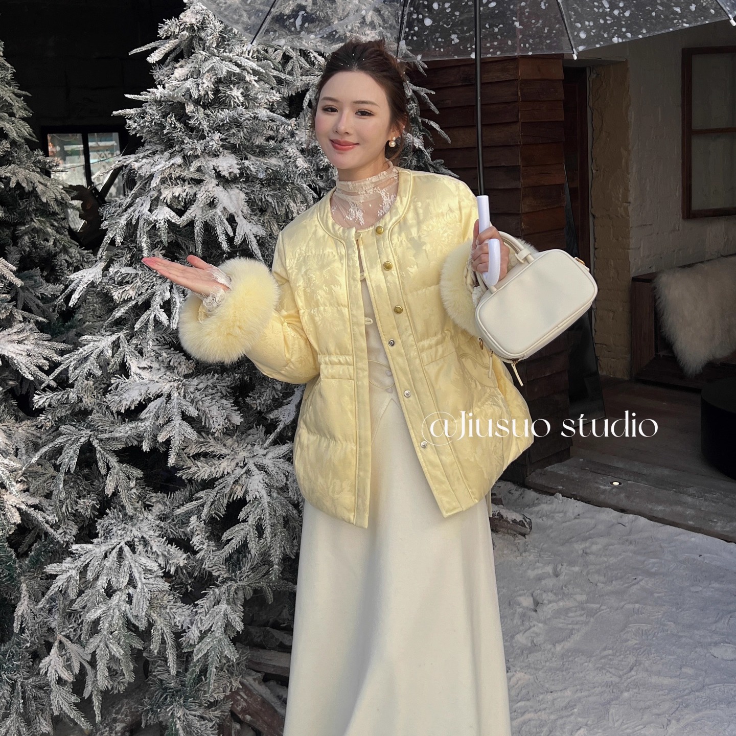 圆领小金扣气质收腰羽绒服女