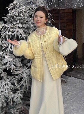 圆领小金扣气质收腰羽绒服女高级感袖口狐狸毛提花90白鸭绒短外套