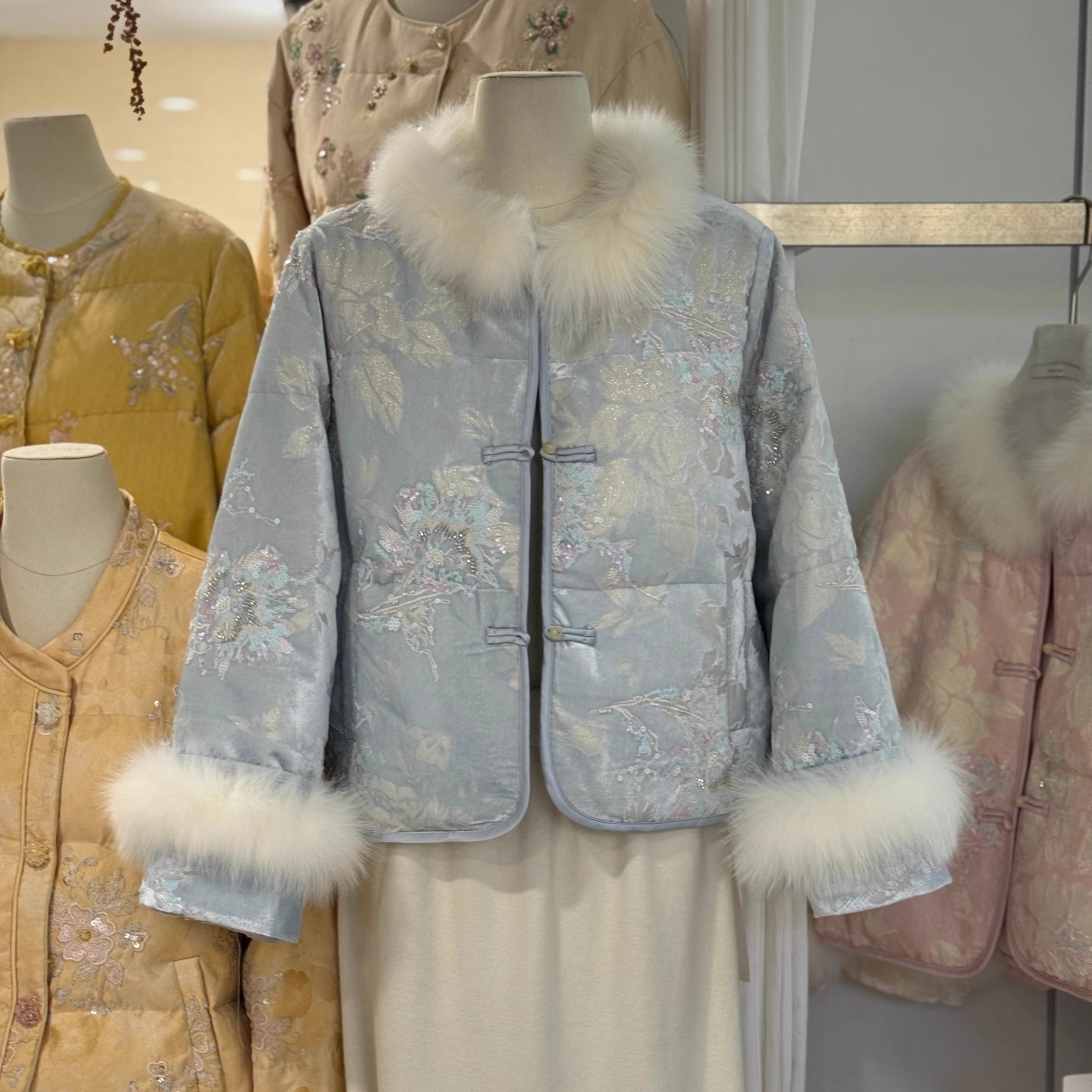 新中式丝绒刺绣羽绒服女