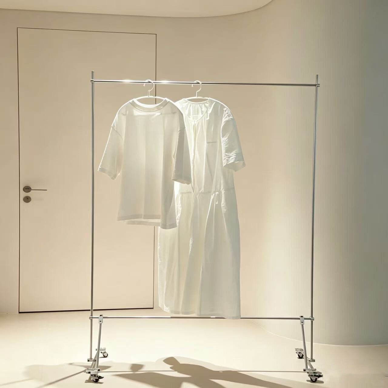 光轴包豪斯服装移动落地衣帽架
