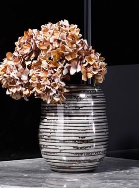 现代轻奢样板房间软装搭配办公室杂志架摆件金属花盆陶罐花器组合