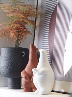 北欧简约现代几何抽象摆件样板间酒店客厅玄关创意陶瓷小熊装饰品