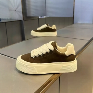 男鞋2026新款冬季潮牌高级感软底运动鞋网红爆款百搭休闲厚底板鞋