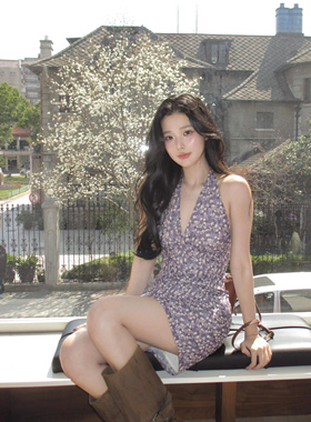 现货】1P 深紫色碎花挂脖连衣裙女收腰露背V领显瘦无袖A字短裙