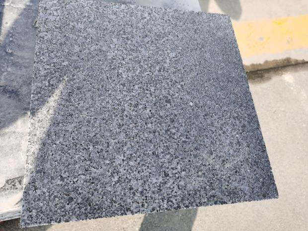 Customized Guangxi Zhongshan Qing 654 Sesame Black Grey Granite Fire Burned Board Litchi Surface Stone Dry Hanging Dali Garden