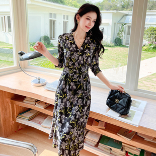 碎花收腰女人味弹力气质连衣裙 黑底荷叶裹身裙显瘦一片式 新款 法式