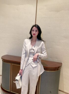 米色三件套修身时髦职业套装女