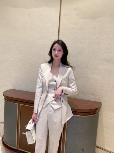 米色三件套修身时髦职业套装女