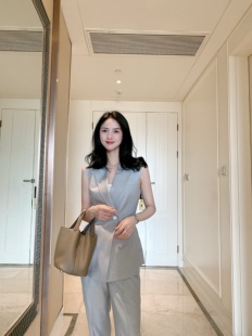 新款浅灰无袖西装右侧褶皱设计九分裤套装女