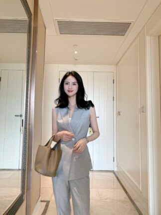 新款浅灰无袖西装右侧褶皱设计九分裤套装女