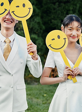 婚纱摄影道具手举牌影楼外景黄色笑脸手拿板旅拍街拍搞怪表情板子