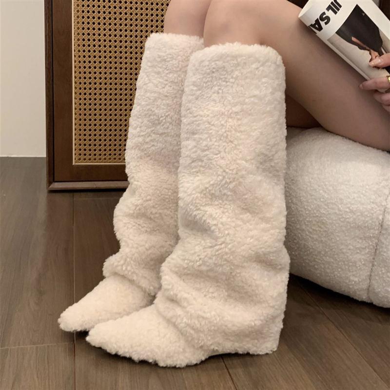 英伦风尖头雪地靴女款2025秋冬新款保暖百搭辣妹羊羔毛长筒棉靴子