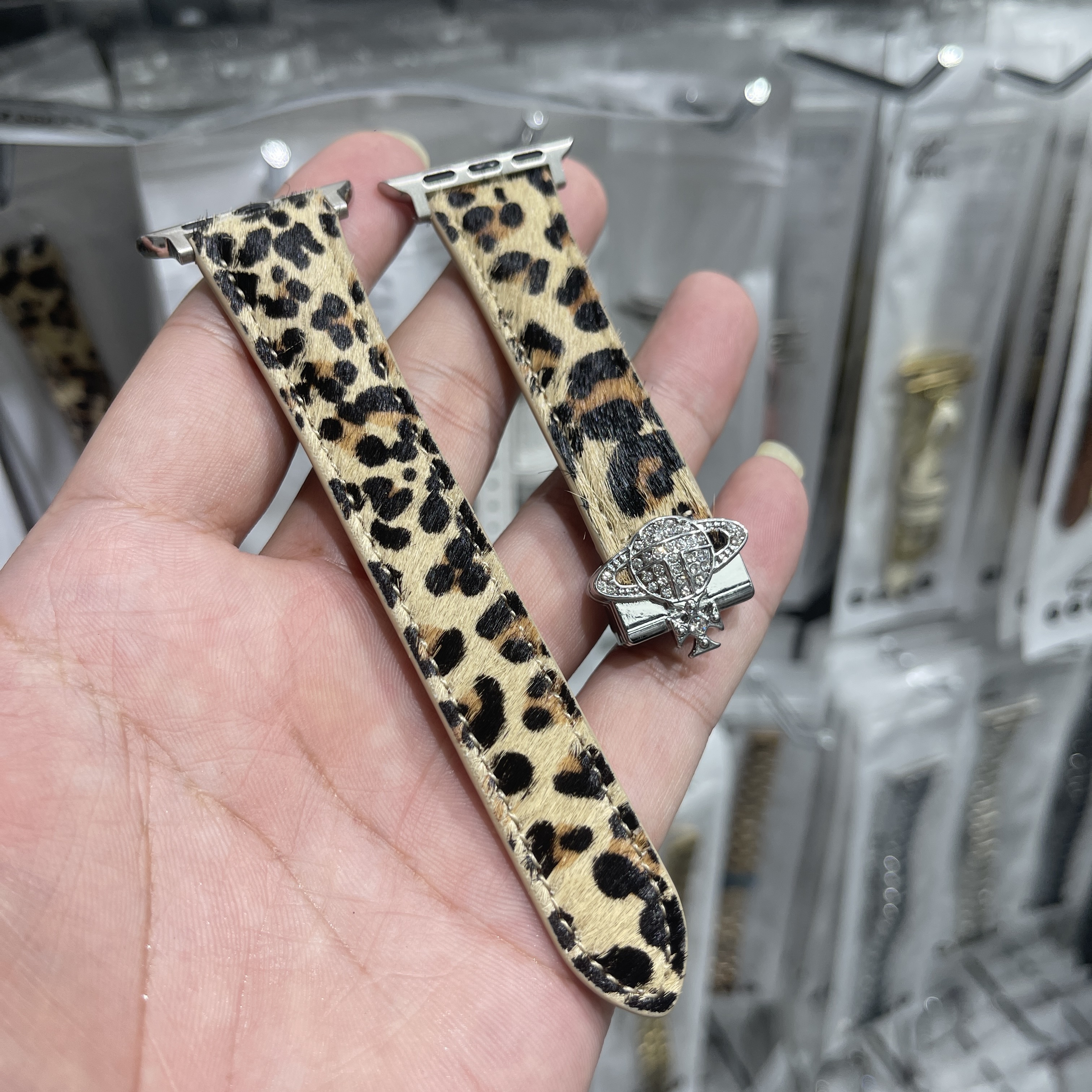 适用AppleWatch苹果s11豹纹真皮太后镶钻小香风表带iwatchS10/9/8