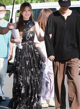 赵露思同款连衣裙女2025法式新款明星气质度假黑色碎花半身裙套装
